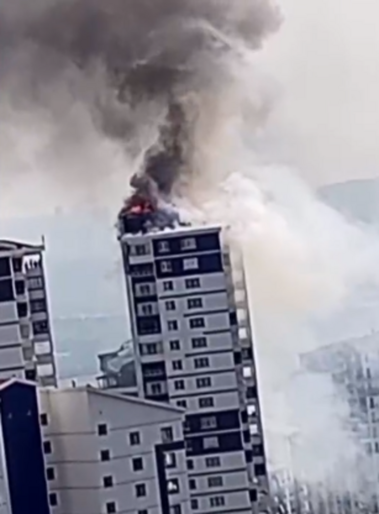 Ankarada 19 katlı binada çatı yangını