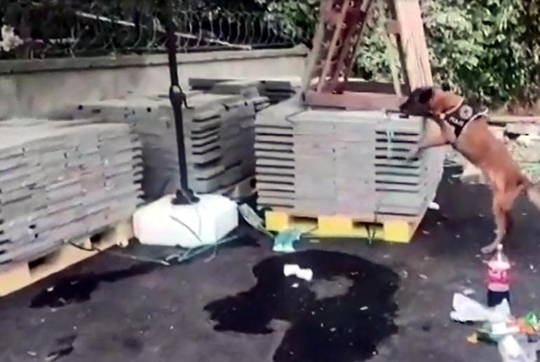 Taş döşemelerle gizlenen sandıklardan 107 kilo uyuşturucu çıktı