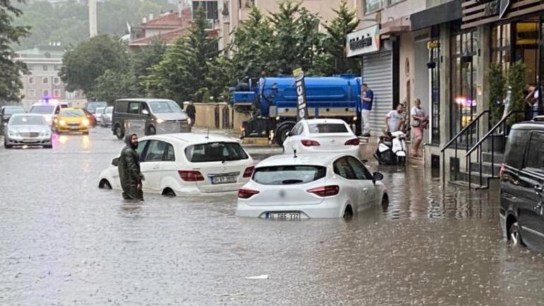 Çok sayıda kente önemli uyarı Beklenen yağış geldi, yollar göle döndü, araçlar suya gömüldü