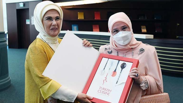 Emine Erdoğan, Malezya Kraliçesi Tunku Azizah ile bir araya geldi