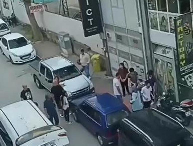 Kediye tekme iddiası ortalığı karıştırdı Birbirlerine girdiler