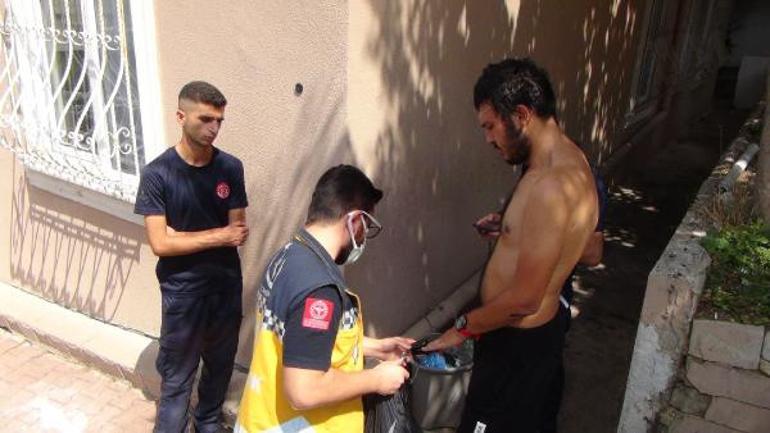 Otomobilde mahsur kaldı, yaptığı şaşkına çevirdi