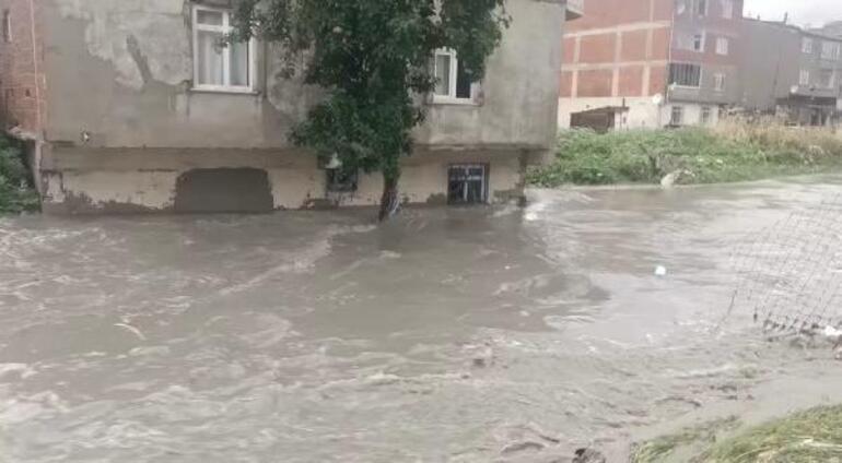 Son dakika... Meteoroloji uyarmıştı, İstanbulu sağanak vurdu Esenyurt yine su altında...
