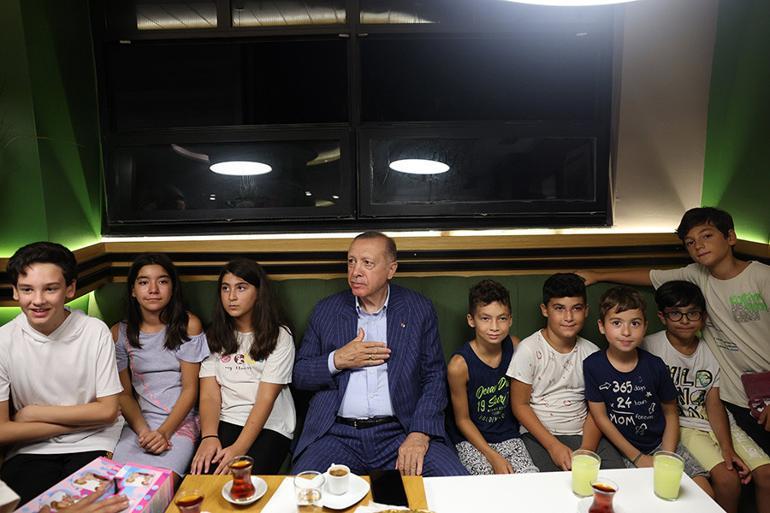 Cumhurbaşkanı Erdoğandan sürpriz ziyaret Pastanede vatandaşlar sohbet etti