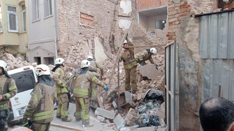 Son dakika... İstanbulda bir bina çöktü Çok sayıda ekip olay yerinde