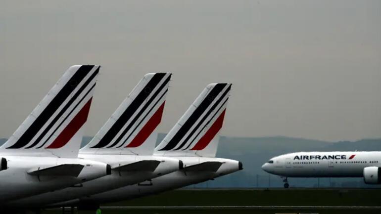 Dangerous moments: The pilots of the plane began to fight in the air, the cabin crew separated