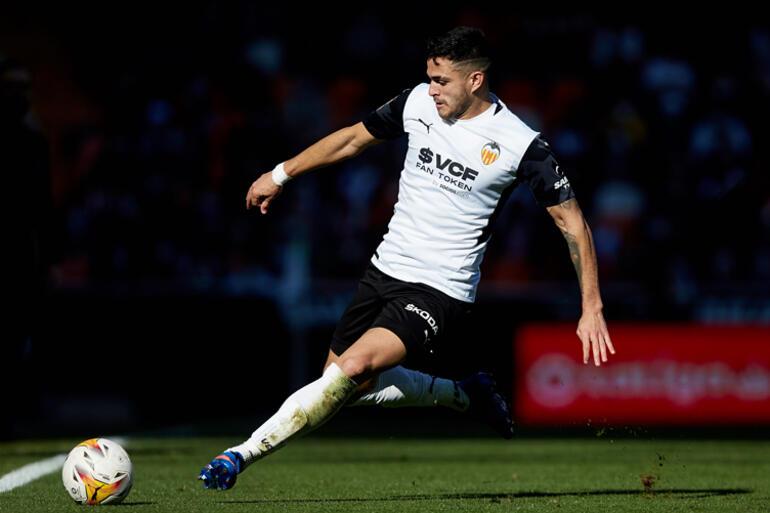 Last minute: Maxi Gomez took a souvenir photo for Fenerbahce step by step at Mestalla...