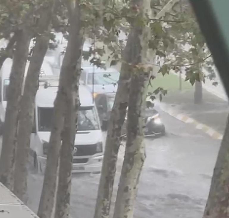 Meteorolojiden sağanak uyarısı... İstanbulda kuvvetli yağış: Yollar göle döndü, araçlar mahsur kaldı