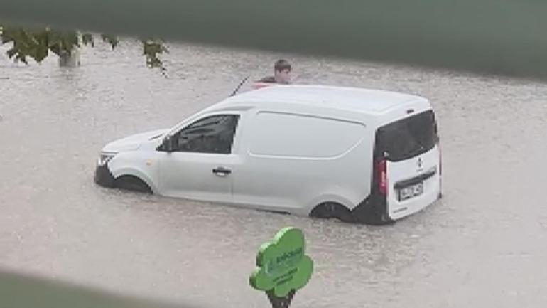 Meteorolojiden sağanak uyarısı... İstanbulda kuvvetli yağış: Yollar göle döndü, araçlar mahsur kaldı