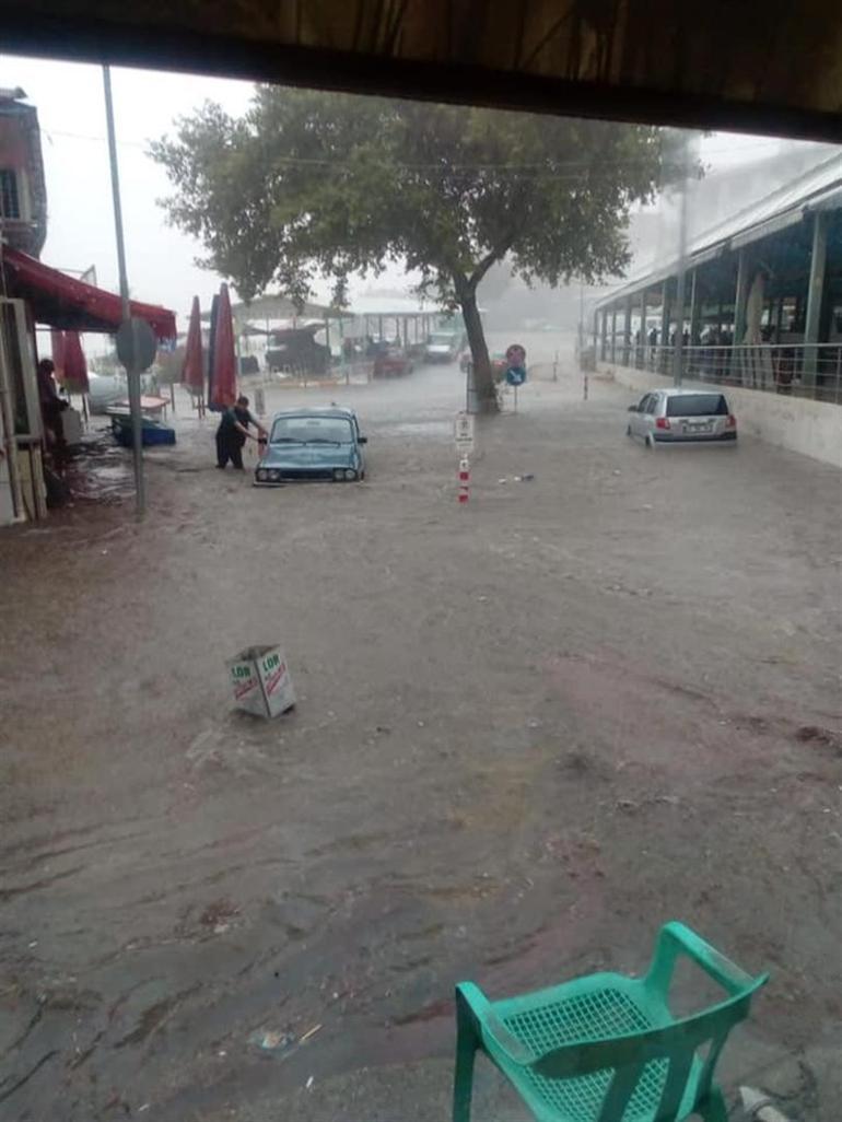 Meteorolojiden sağanak uyarısı... İstanbulda kuvvetli yağış: Yollar göle döndü, araçlar mahsur kaldı