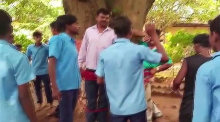Mind-blowing event in India: They beat their low grade teachers and tied them to a tree