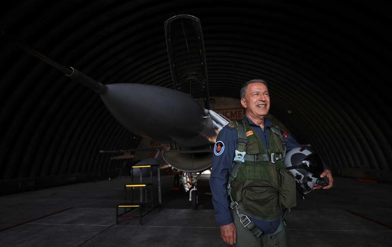 Son dakika... Bakan Akardan Egede gövde gösterisi: F-16 ile özel uçuş