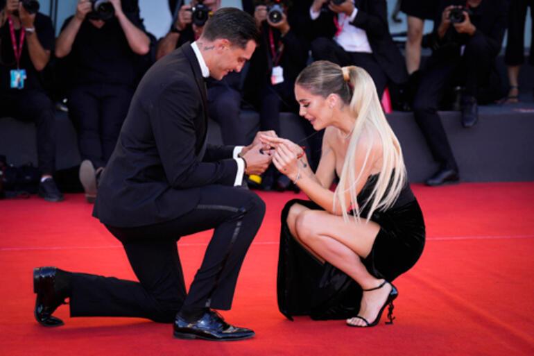 Marriage proposal on the red carpet at the 79th Venice Film Festival: Kneeling on the floor, putting her hand on her heart and wearing the solitaire