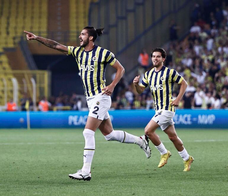 Son Dakika: Kadıköyde tesadüflerle dolu intikam Stoper ama forvet gibi oynadı... Fenerbahçe tarihine geçti...