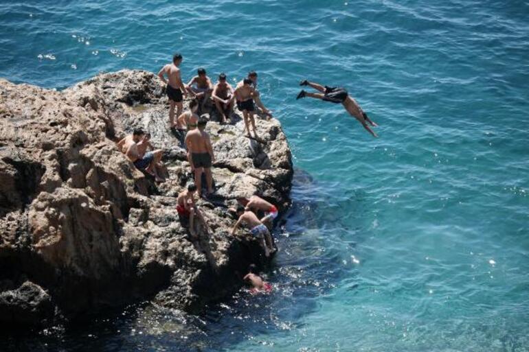 Antalya’da sahiller, yabancı turistlere kaldı