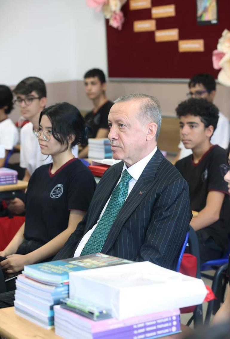 Cumhurbaşkanı Erdoğan, Sancaktepe’de öğretmenler ve öğrencilerle sohbet etti