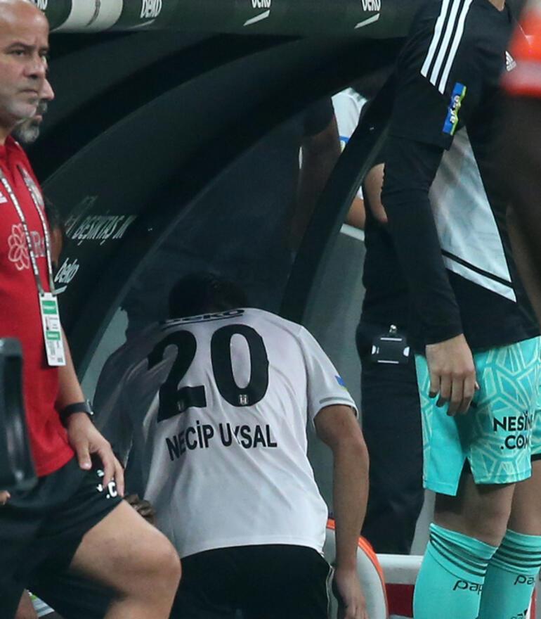 Último minuto: Tensión en el partido Beşiktaş - Başakşehir Ismael recibió una tarjeta roja, Necip Uysal pitó a Emre Belözoğlu...