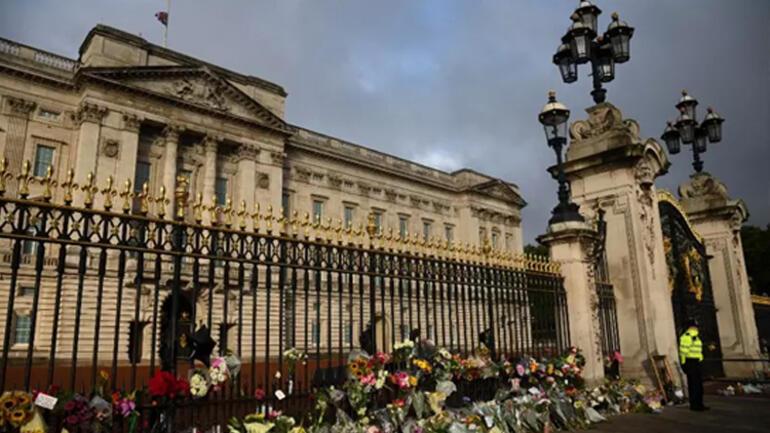 Last minute... The Queen's coffin has left Buckingham Palace... They will play the lead role at the funeral
