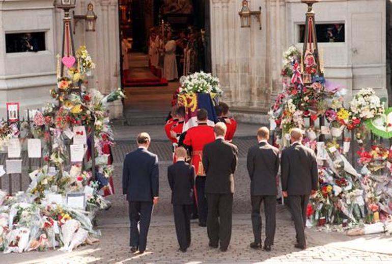 It was very difficult, I remembered my mother's funeral: I thought if I lowered my head no one would see me.