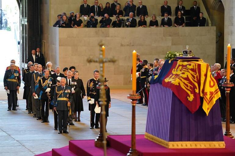 Exciting moments at the queen's coffin... Everyone watched in shock.