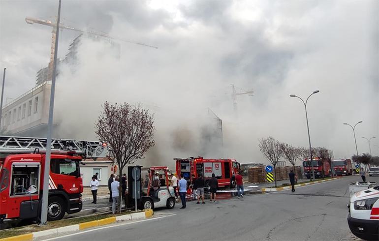 Beylikdüzü’nde depoda yangın çıktı, pazar yeri duman altında kaldı