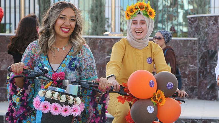 Fantezi Kadınlar Bisiklet Turu renkli görüntülere sahne oldu