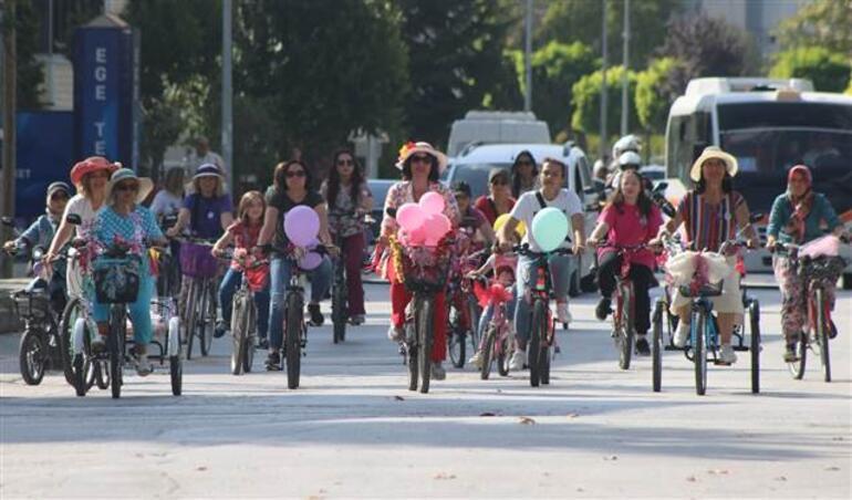 Fantezi Kadınlar Bisiklet Turu renkli görüntülere sahne oldu