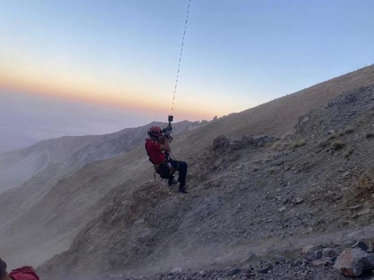 Tırmanış yapan dağcıların üzerine kaya yuvarlandı: 1 ölü, 2 yaralı