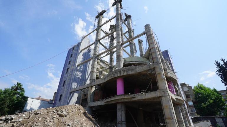Dünyanın en saçma binası artık yok... Tamamen yıkıldı