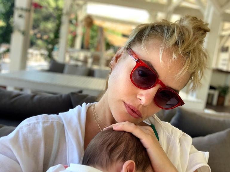 The famous actress went on a trip with her four-month-old baby... Milk break for the culture tour