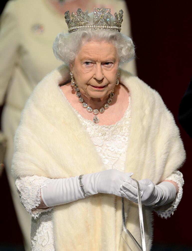 Kraliçe 2. Elizabeth en sevdiği mücevherleriyle gömüldü Değerli takıları kime kaldı