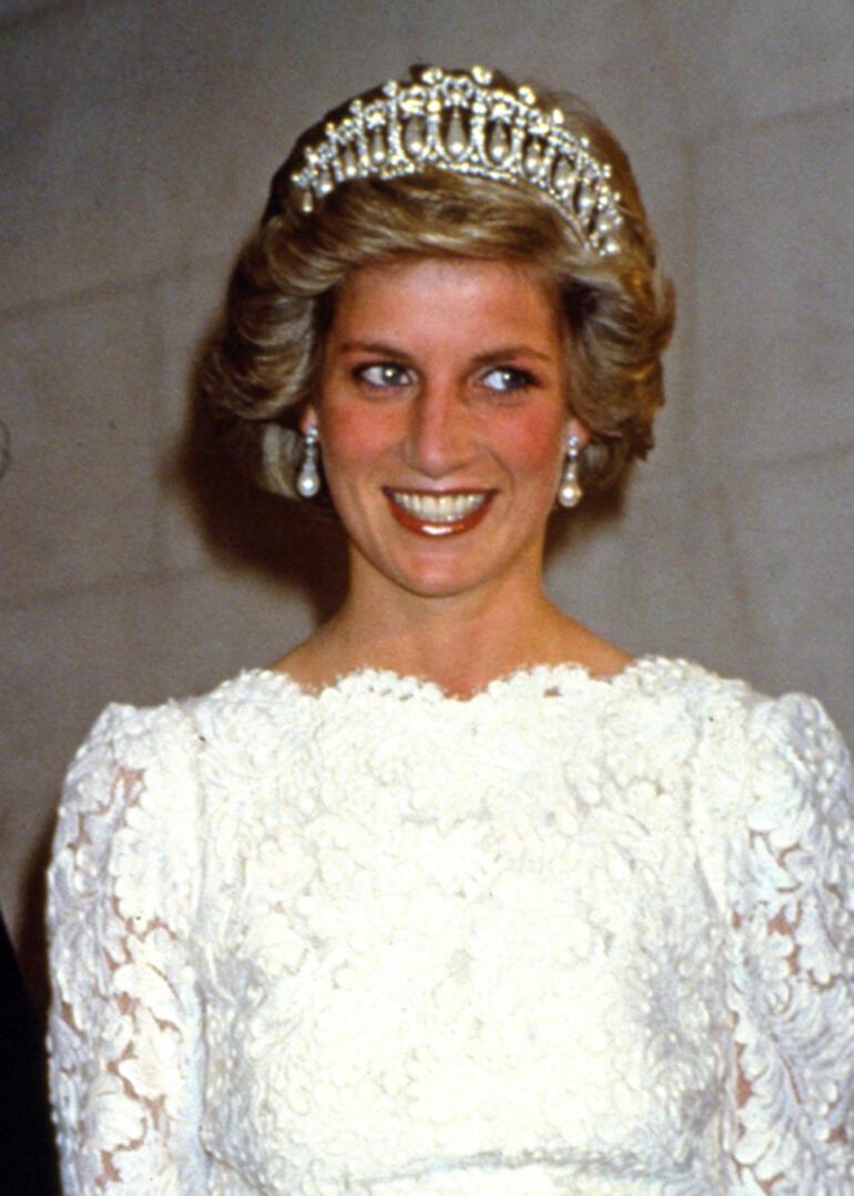 Kraliçe 2. Elizabeth en sevdiği mücevherleriyle gömüldü Değerli takıları kime kaldı