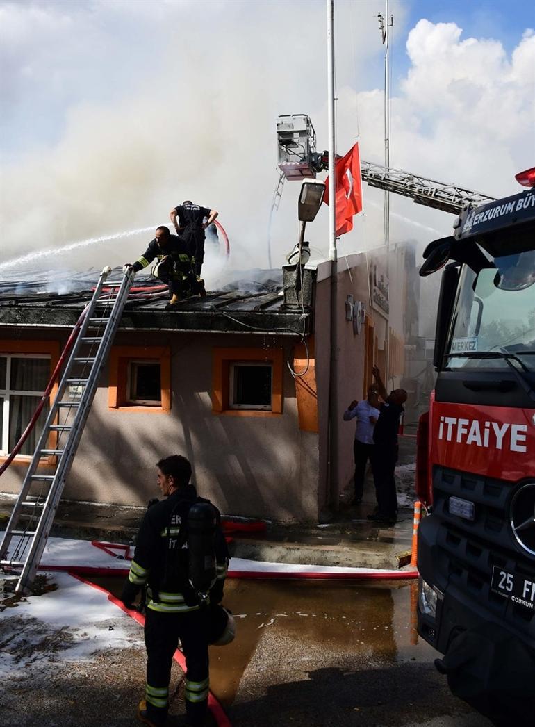 Erzurumda canları pahasına bayrağı yanmaktan kurtardılar