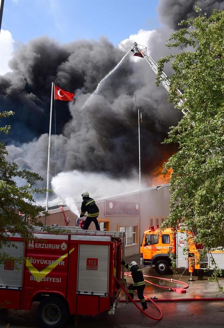 Erzurumda canları pahasına bayrağı yanmaktan kurtardılar