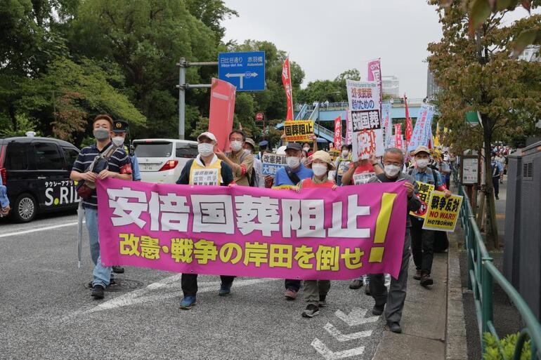 Japonyada Abe için yapılacak resmi törenle protesto edildi