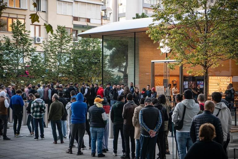 Apple yeni model telefonu Türkiye’de satışa çıktı: Sıraya girdiler