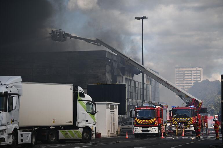 Fransa’daki dünyanın en büyük taze toptan gıda pazarında yangın