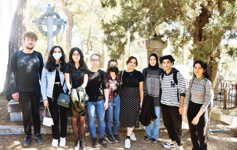 Öğretmeye bedeniyle devam etti