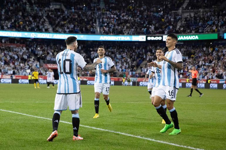 Dünya Kupasına doğru Arjantinde Messi şovu Jamaika maçında da coştu, sahaya giren taraftar...
