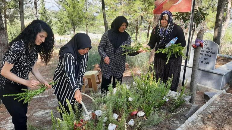 Azra Gülendam Haytaoğlu'nun katili olarak tutuklandında azranın annesi kızının mezarına koşturdu