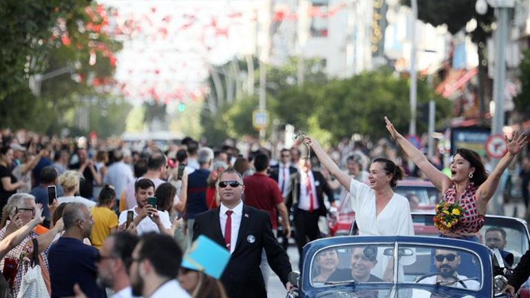 Altın Portakal, pandemi arasından sonra kortejle başladı