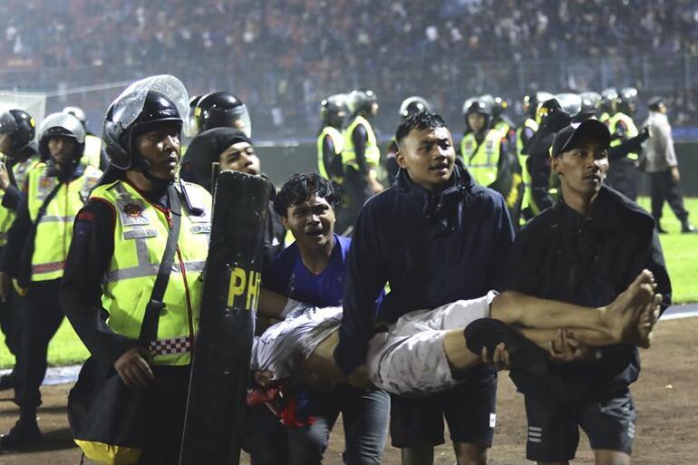 In Indonesia, there are 125 dead, more than 300 injured in the stampede in the Persebaya Surabaya - Arema Malang match...