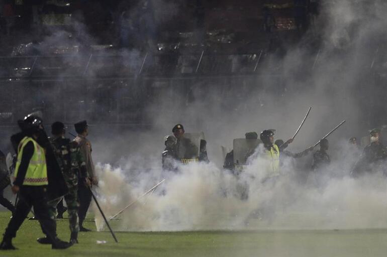 In Indonesia, there are 125 dead, more than 300 injured in the stampede in the Persebaya Surabaya - Arema Malang match...