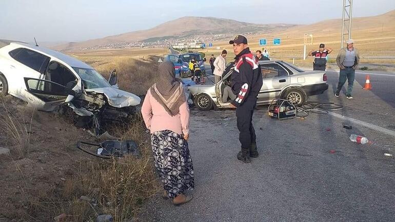 Konyada 2 otomobil çarpıştı 5 kişi hayatını kaybetti