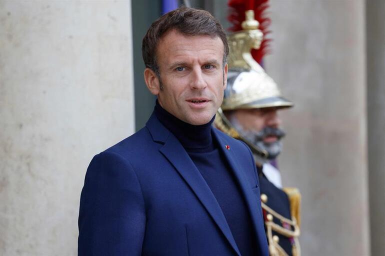 Macron started the turtleneck sweater fashion Great anger in France...