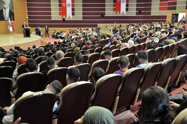 Karamanda rektör Prof. Dr. Namık Aktan yeni öğrencilere vampirli uyarı: Gece dışarı çıkarken dikkatli olun