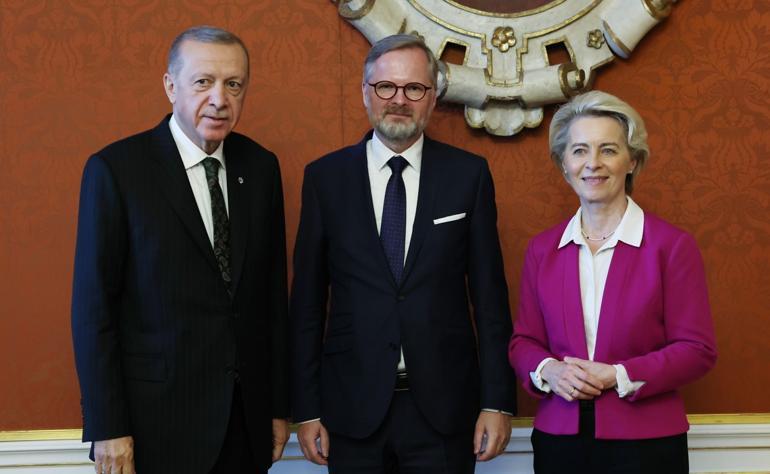 Pragda kritik temaslar... Cumhurbaşkanı Erdoğan Ermenistan Başbakanı Paşinyanı kabul etti