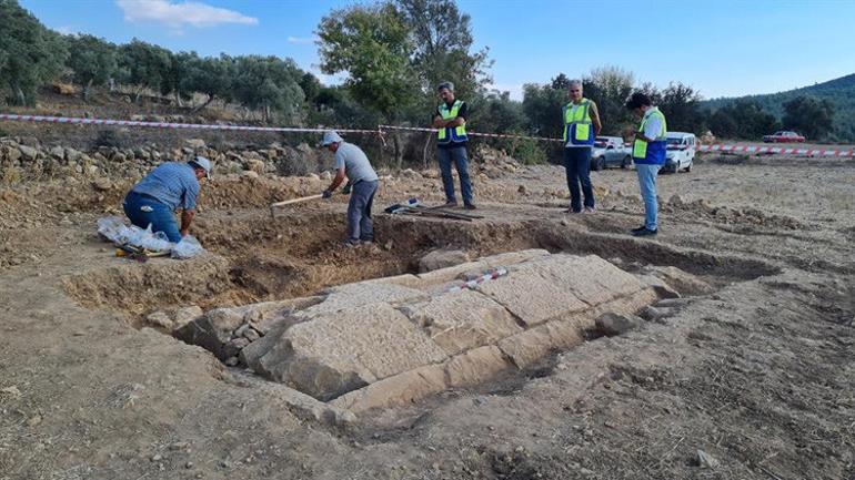 Tarlada heyecanlandıran keşif! 2 bin 400 yıllık olduğu tahmin edilen oda  mezar bulundu - Son Dakika Haberleri