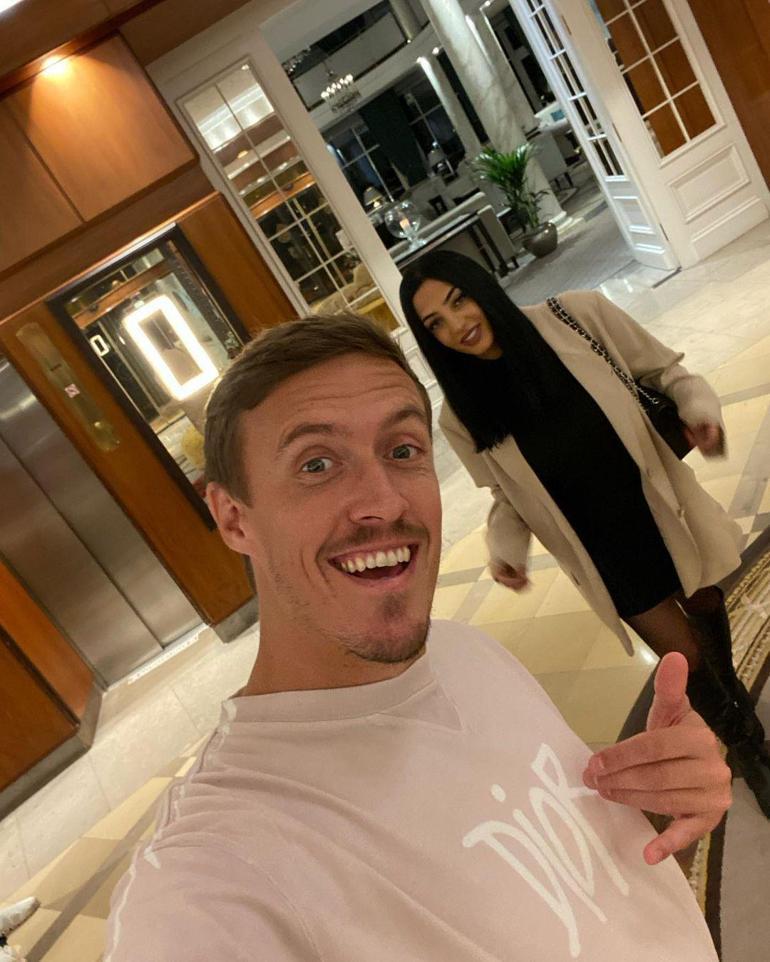 Fenerbahçenin eski yıldızı Max Kruse ve eşi Dilaraya araba şoku Soluğu Türkiyede aldılar...