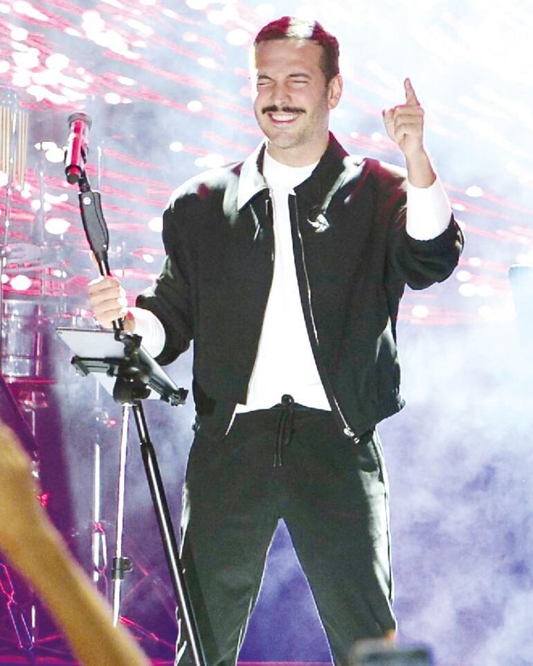 Oğuzhan Koça yeni imaj: Freddie Mercury bıyığı bıraktı